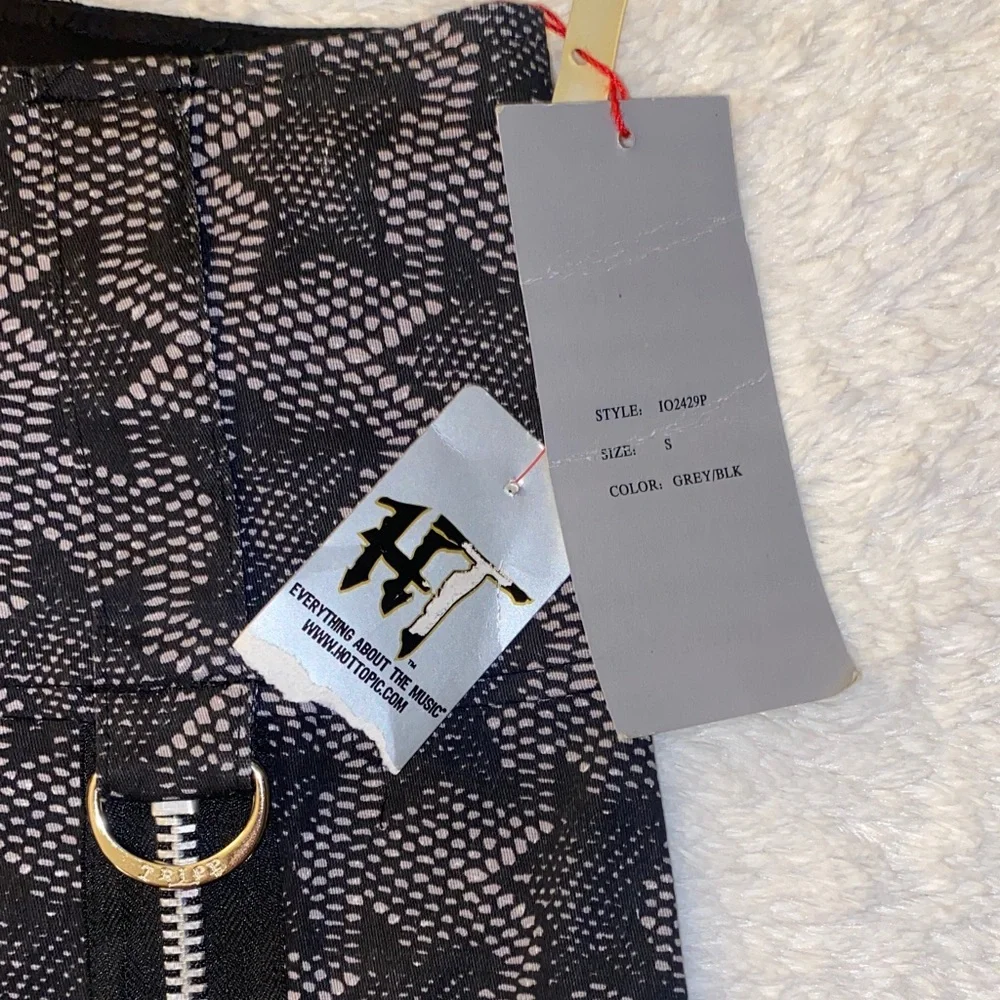 Tripp NYC Hot Topic Black Star Punk Rock Goth Mini Skirt with Silver Zip Accents - Picture 4 of 9